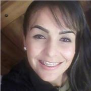 Profesor de educación brinda clases de rutinas físicas saludables